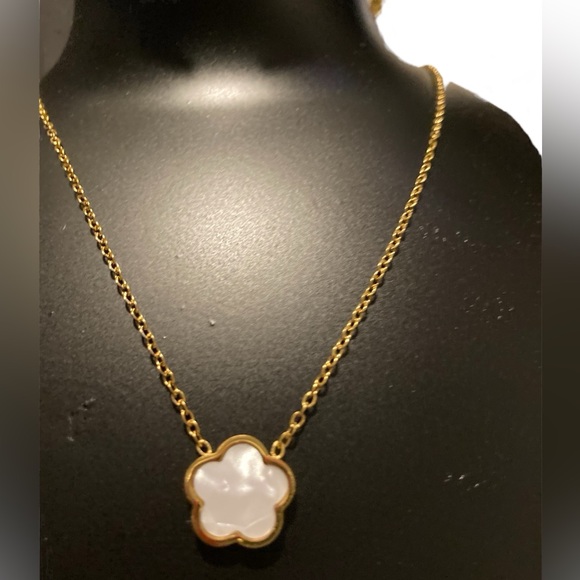 Gold and mother of Pearl clover jewelry set - Picture 2 of 4